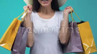 情绪激动的女孩戴着购物袋，<strong>超市打折</strong>